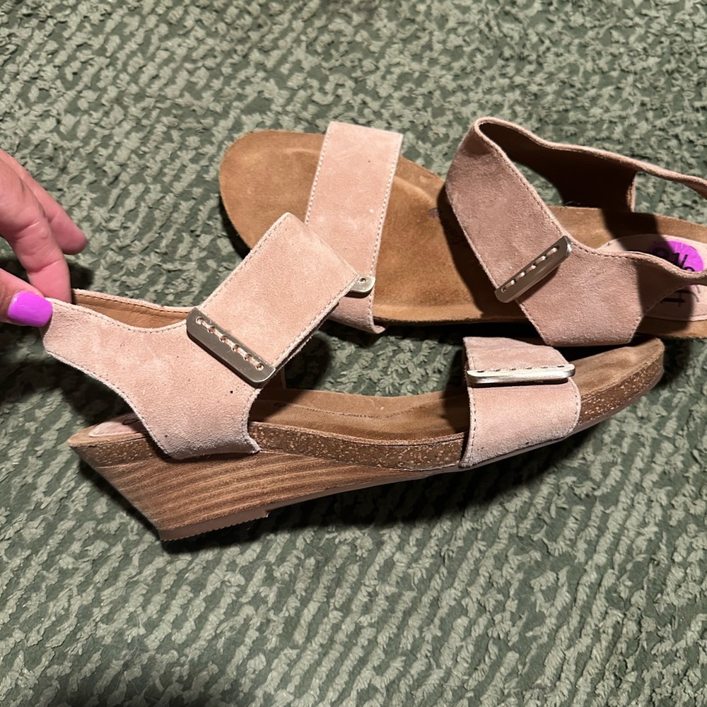Women’s beige Sofft Suede Wedge Sandals sz 8.5 Velcro straps